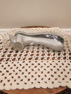 Pampered Chef Garlic Press With Cleaning Tool #2576 NEW IN PACKAGE